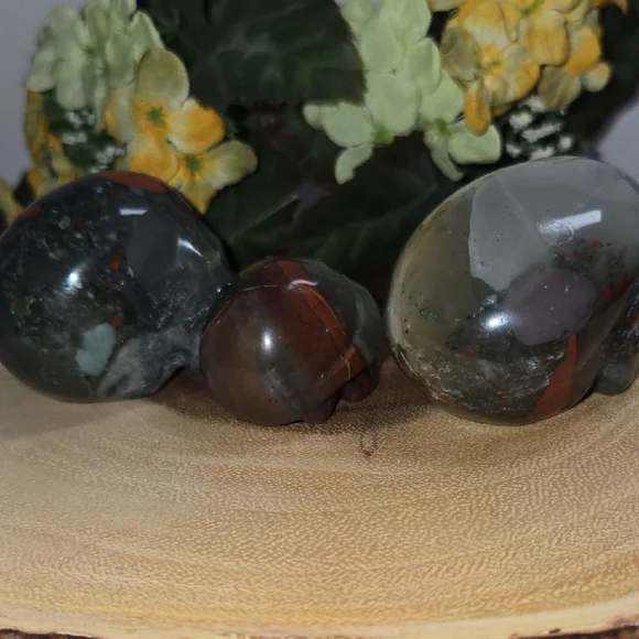 Bloodstone Skull Trio - Picture 4 of 6